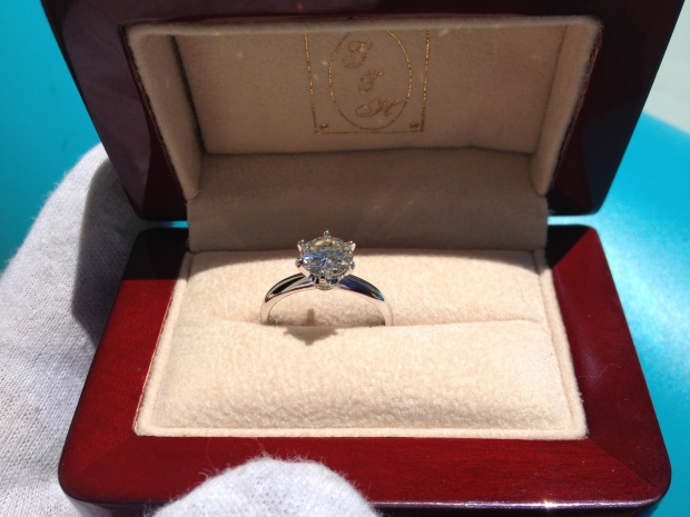 anillo hecho a mano en platino y engastado  diamante de 1.08ct